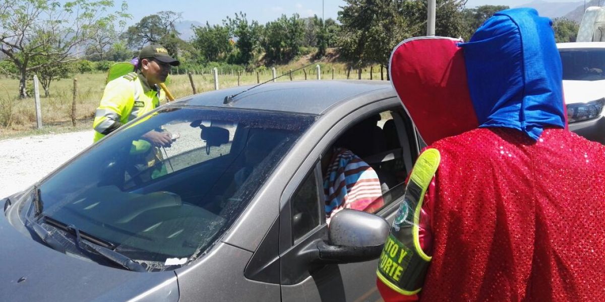 Policía Santa Marta Las marimondas sensibilizaron a los conductores en la Y de Ciénaga.