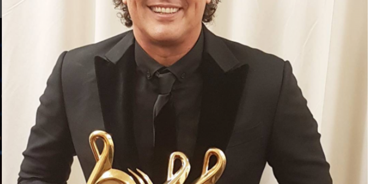 Carlos Vives posando con sus tres galardones. 