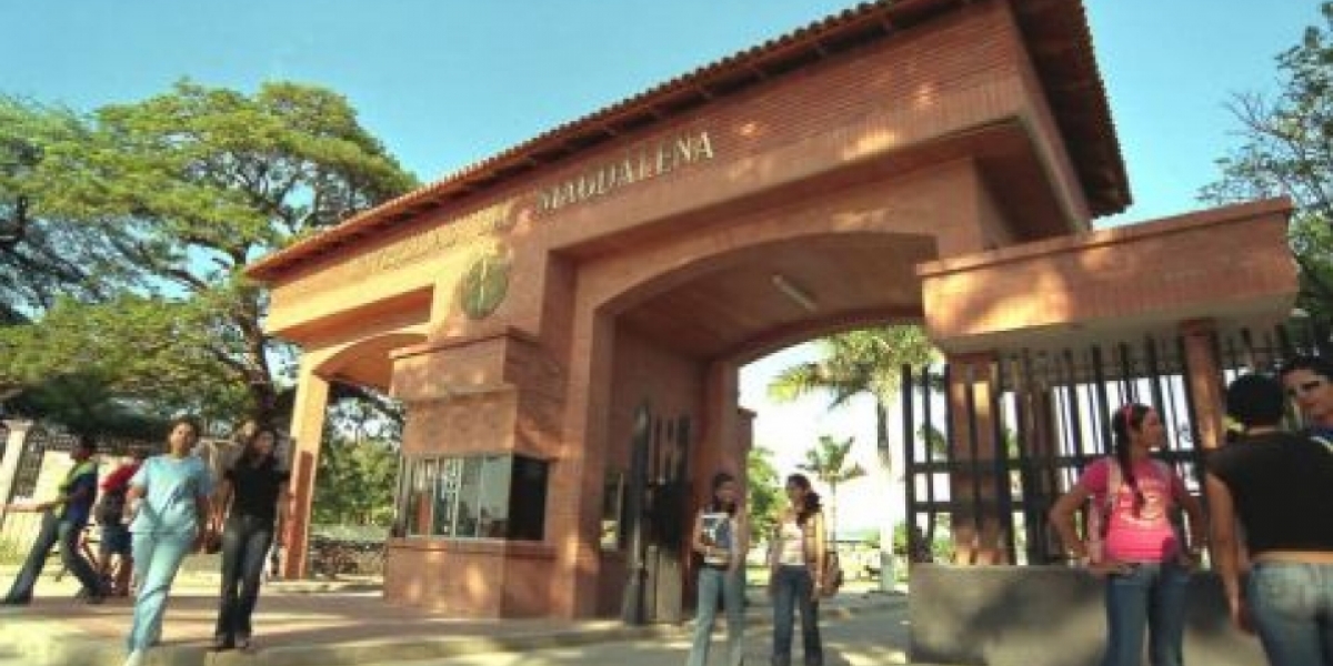 Entrada de la Universidad del Magdalena.