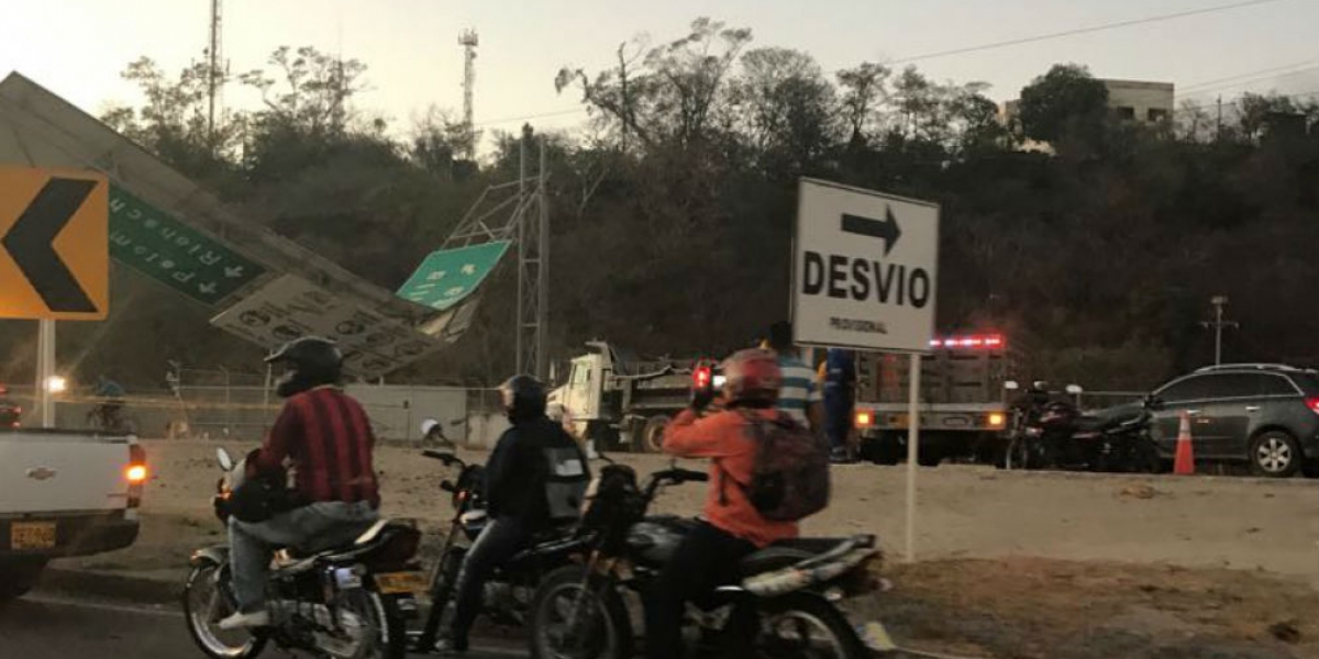 Así quedó la gigantesca señalización del intercambiador Once de Noviembre.