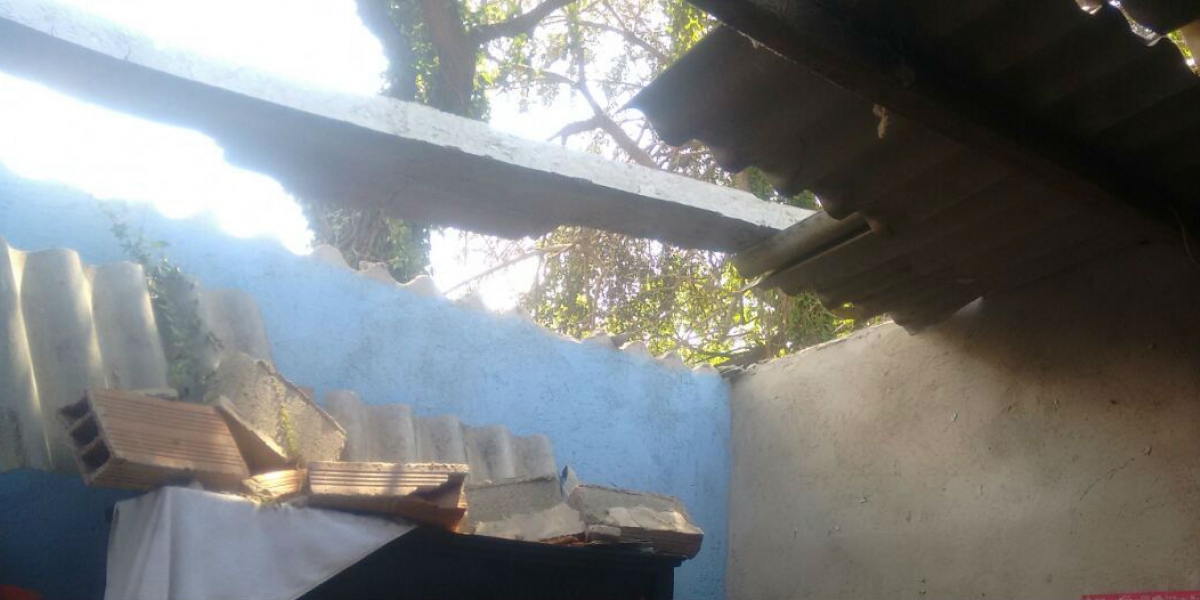 Yahir Nuñez. Tres viviendas quedaron sin parte de su techo y una además se le cayó una pared.
