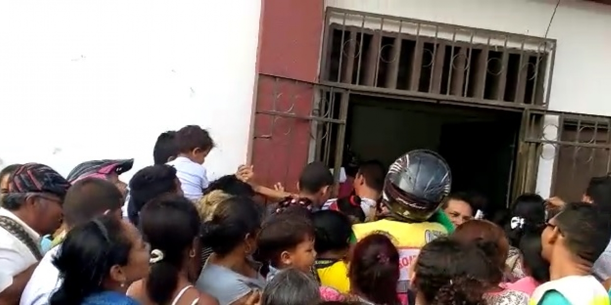 Christian Jarufe Cientos de personas intentaron ingresar apretujándose por una puerta.