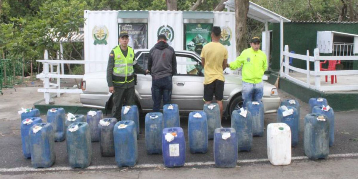 Policía Nacional Andrés Felipe Moncada Sánchez y un menor de edad capturado por contrabando de gasolina.
