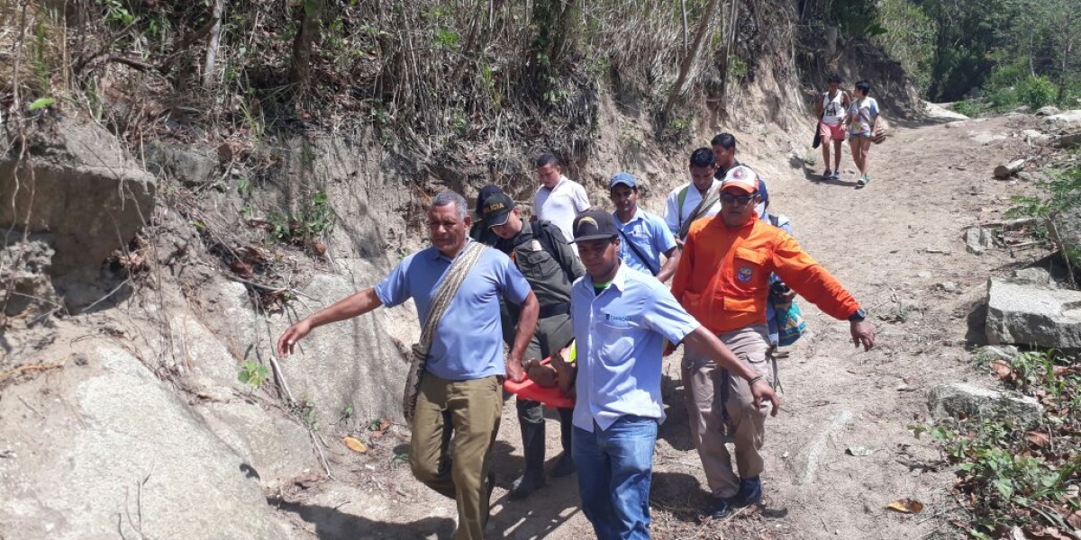 Policía Santa Marta La mujer fue trasladada a un centro asistencial en una larga caminata.