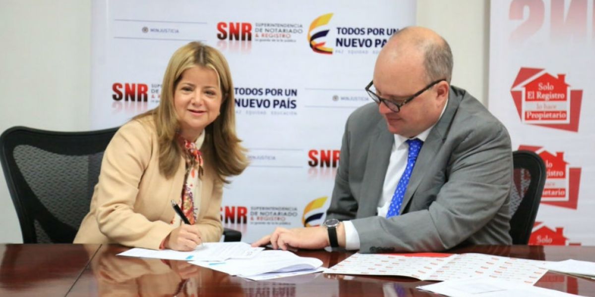 La ministra Elsa Noguera y el superintendente Jorge Enrique Vélez, durante la firma del convenio en Bogotá.