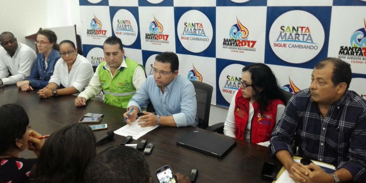 Alcalde Rafael Martínez acompañado por representantes de diferentes instituciones involucradas en el proyecto.