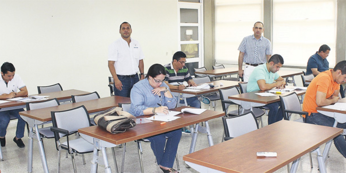 Miguel Ortega Solo 7 aspirantes al cargo asistieron al examen para ser contralor distrital.
