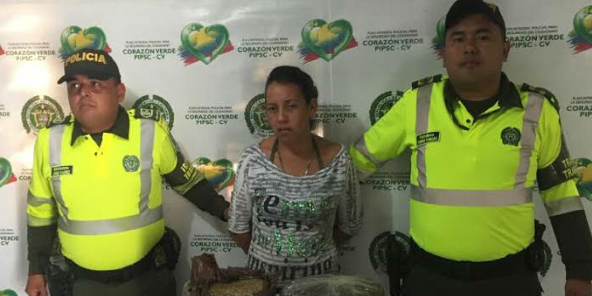 Policía Metropolitana Yuri Rojas, capturada por transportar 30 kilos de marihuana.