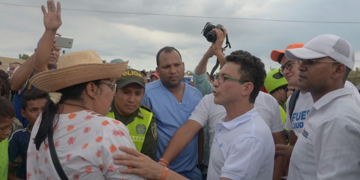 Carlos Caicedo tratando de dialogar con los habitantes de Uribia.