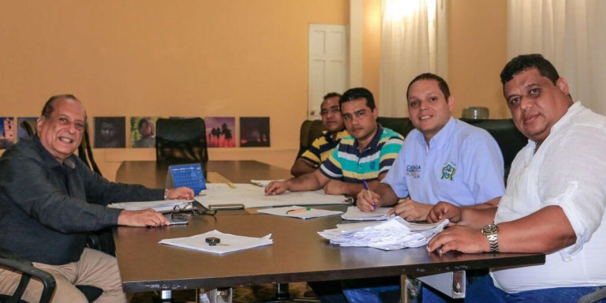 Oficina de Comunicaciones Ciénaga Alcalde Pérez reunido para adelantar la primera fase del programa de titulación de predios en Ciénaga.