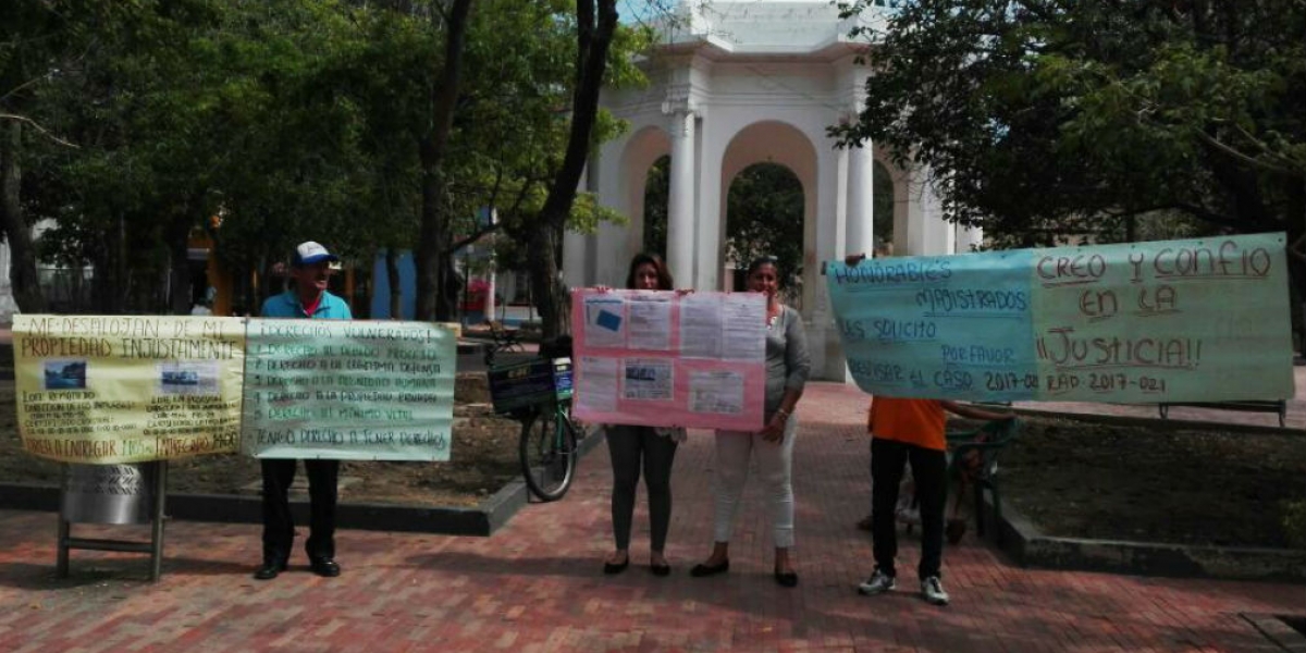 Seguimiento.co La mujer junto a su hija y vecinos realiza un plantón frente al Palacio de Justicia de Santa Marta.