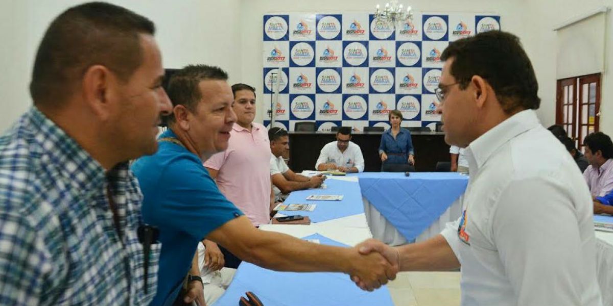 Alcalde Martínez se reunió con gremio de taxistas de la ciudad. 