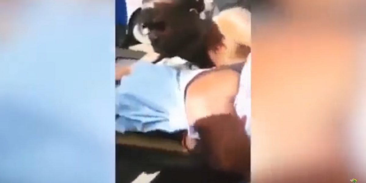 YouTube La pareja fue transportada en la misma cama donde tenía relaciones hasta un centro asistencial.
