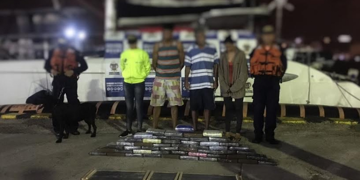 Armada Nacional La cocaína iba camuflada en los compartimientos del velero.