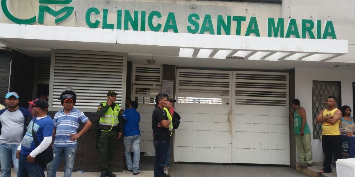 Suministrada Esperan en la entrada de la clínica noticias sobre Martín Elías.