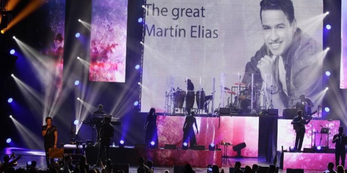 Carlos Vives aprovechó el concierto para rendir homenaje a Martín Elías. 