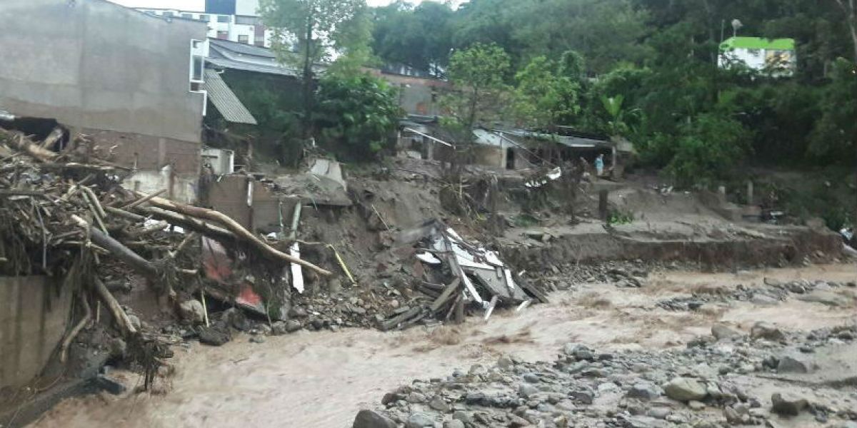 Las fuertes lluvias provocan deslizamientos que ponen en riesgo la vida de personas.