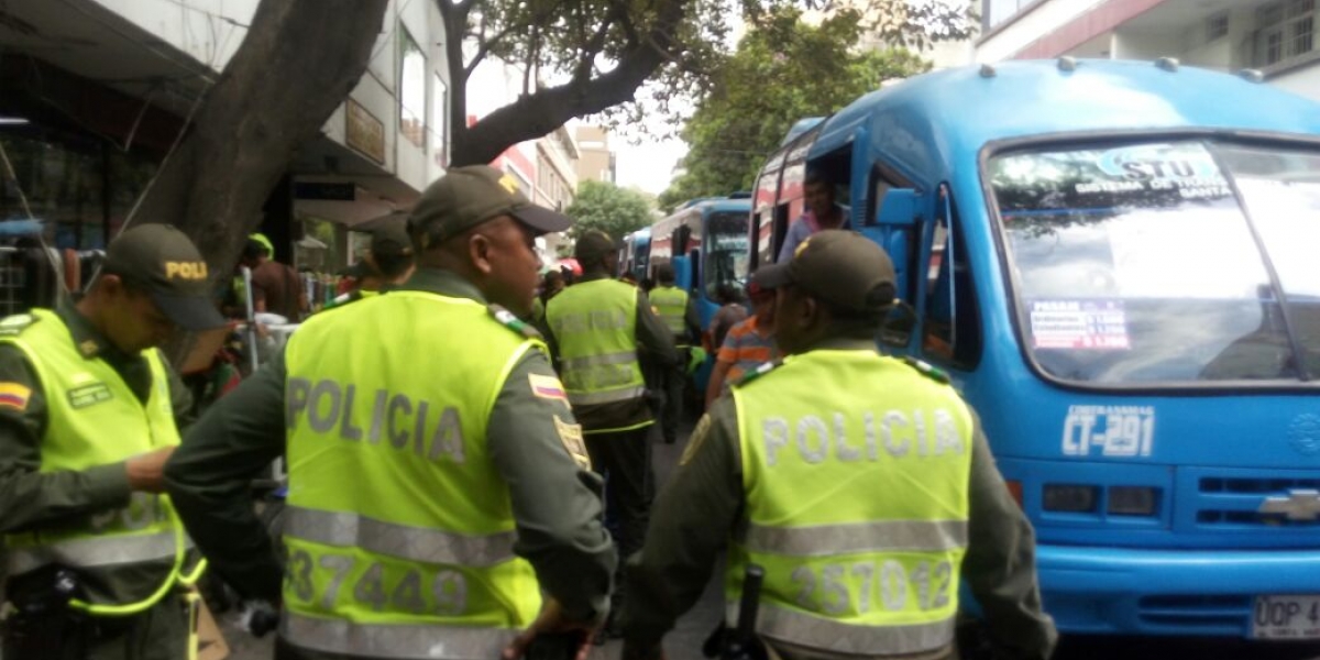 Policía Santa Marta Quinientos uniformados se tomaron sorpresivamente la carrera quinta.