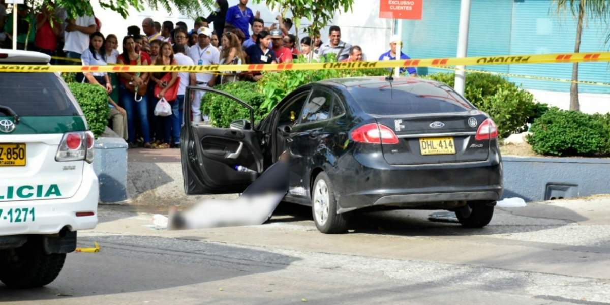 Los dos hombres muertos quedaron en el interior del Ford negro en el que se desplazaban.