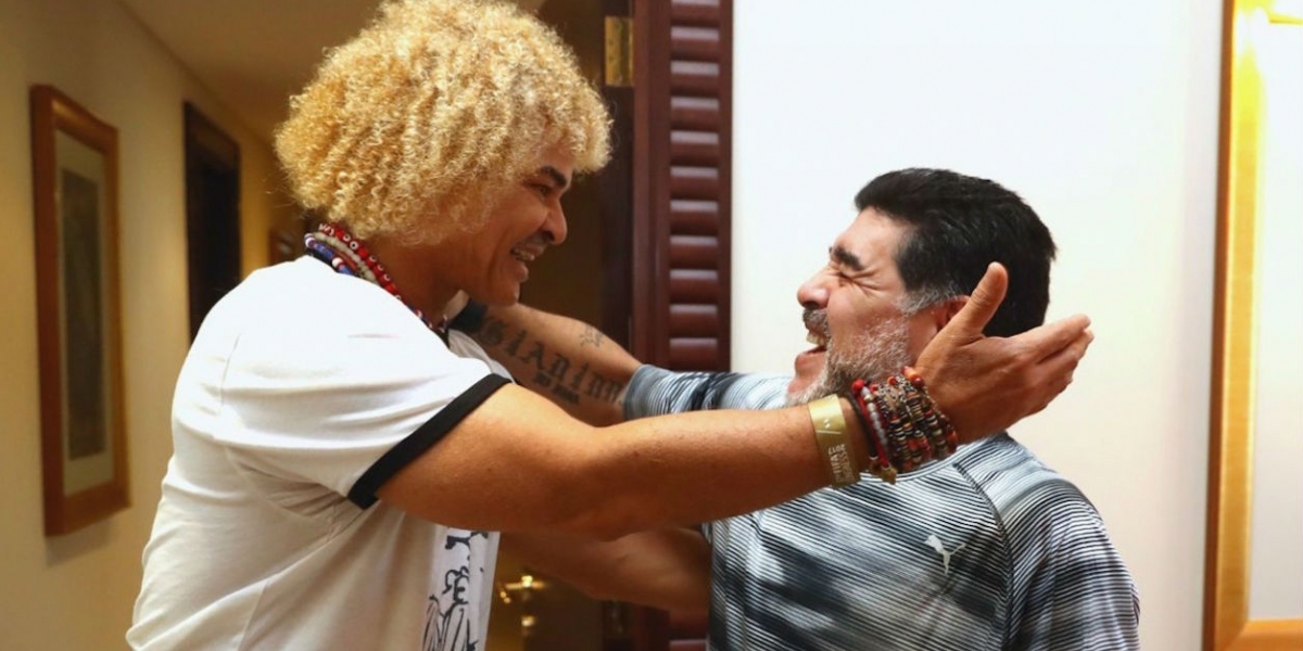 Carlos Valderrama se abraza con Diego Maradona. 