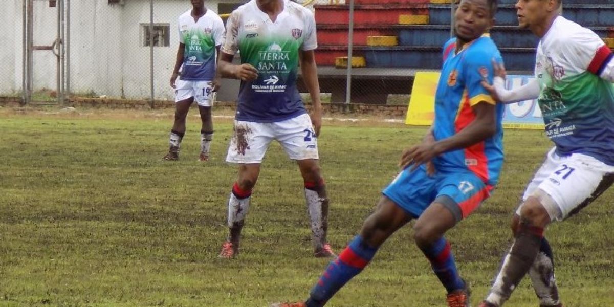 Cortesía El pésimo estado de la cancha no ayudó al equipo bananero.