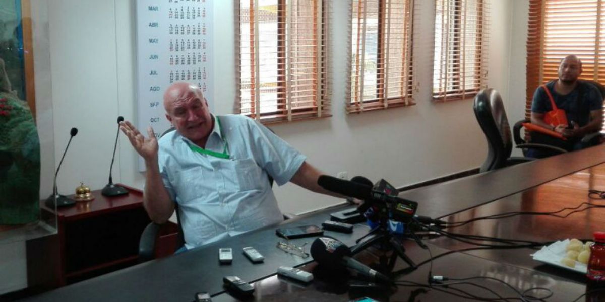 Seguimiento.co Domingo Chinea se presentó este jueves ante los medios locales.