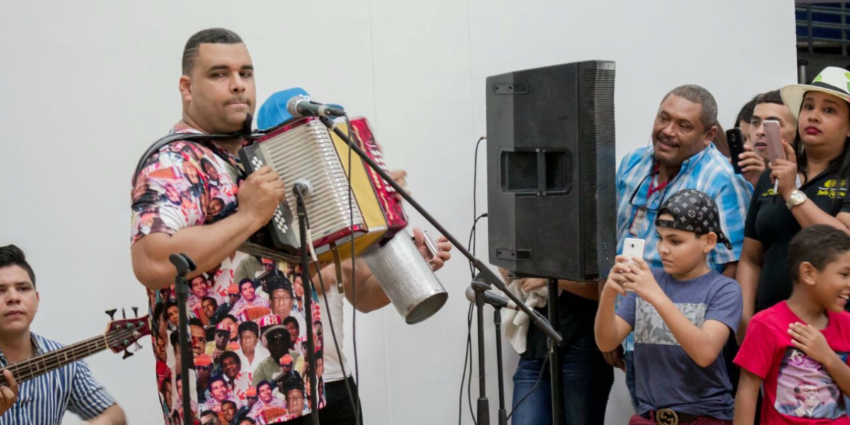 Foto: Seguimiento.co Rolando Ochoa deleitó a los asistentes interpretando la buena música de su padre.