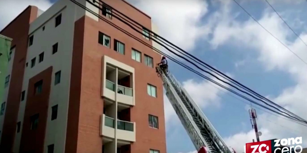 Momentos en personal del Cuerpo de Bomberos tratan de persuadir al cantante no se lanzará del quinto piso.