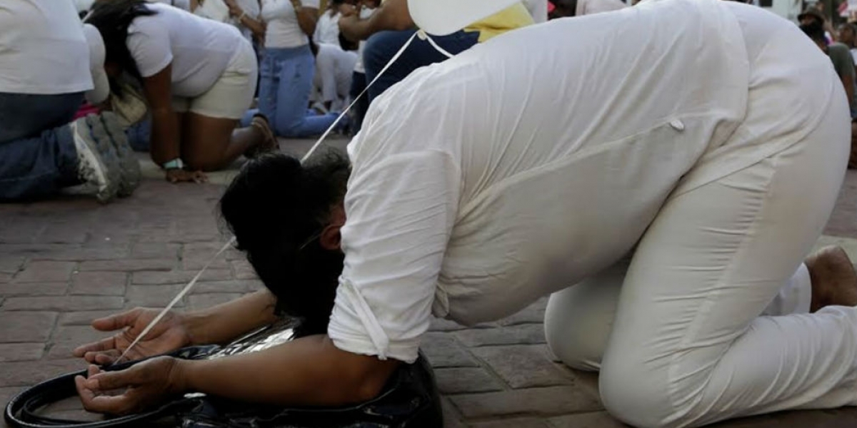 Decenas de cristianos de Cartagena de Indias pidieron hoy en una "arrodillatón" que se cancele la cuarta edición del Congreso Porno.