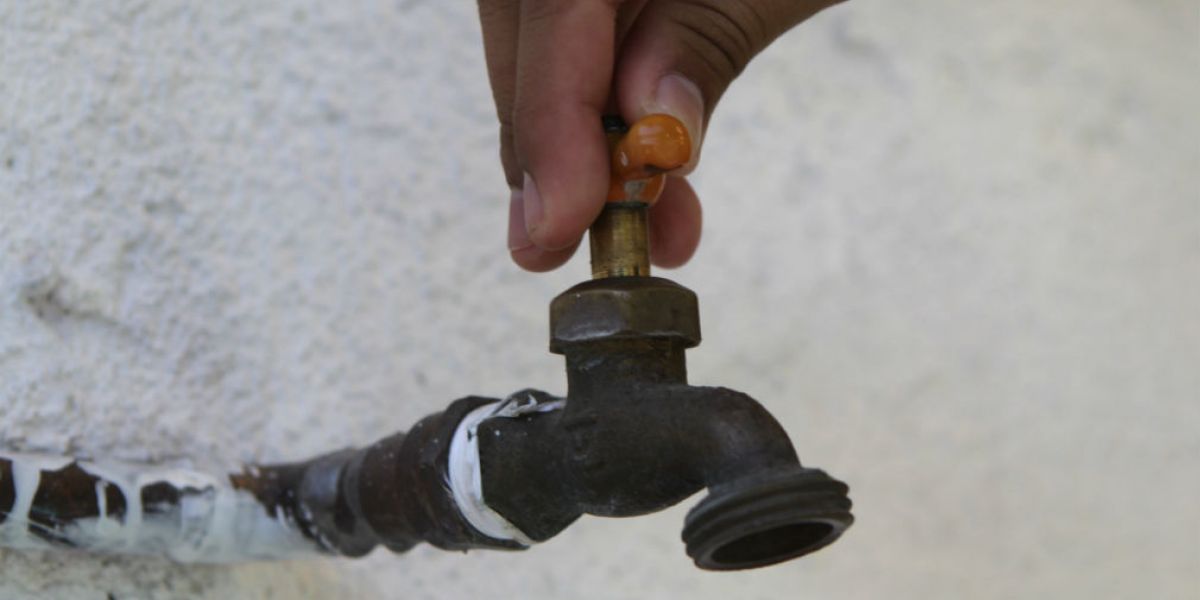 El agua será suspendida este domingo en siete barrios de la ciudad.