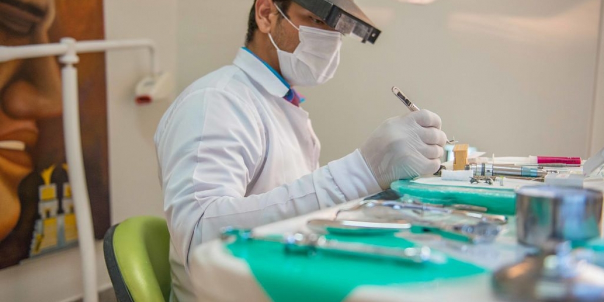 Archivo El doctor Jimmy Palacio (en la fotografía), director de la clínica odontológica ClearDent, durante su trabajo habitual en la atención de pacientes en el área odontológica.