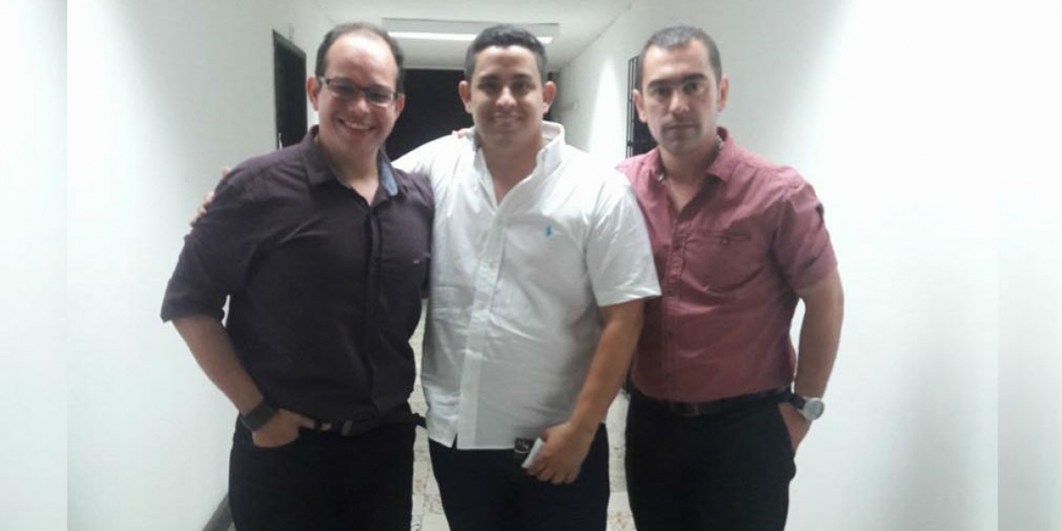 Redes sociales Arturo Enrique Tuirán (centro) se tomó una foto con su abogado (izquierda) tras su liberación por irregularidad en la captura.