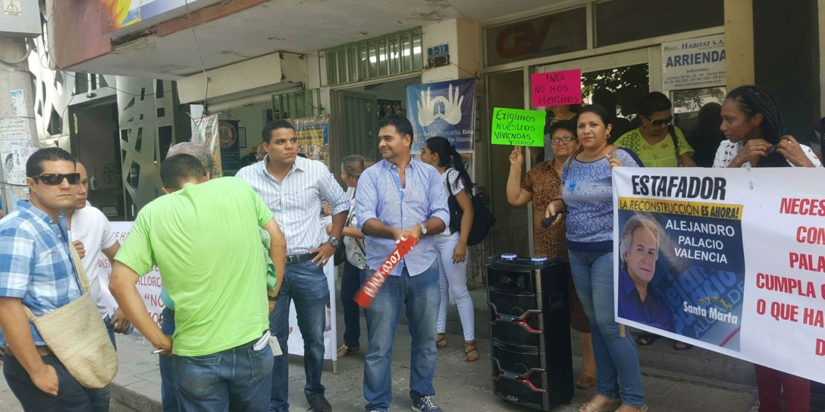 Foto: Seguimiento.co Con un plantón familias afectadas por retrasos en la entrega de proyectos de la Constructora CPV Limitada exigen respuesta y solución.