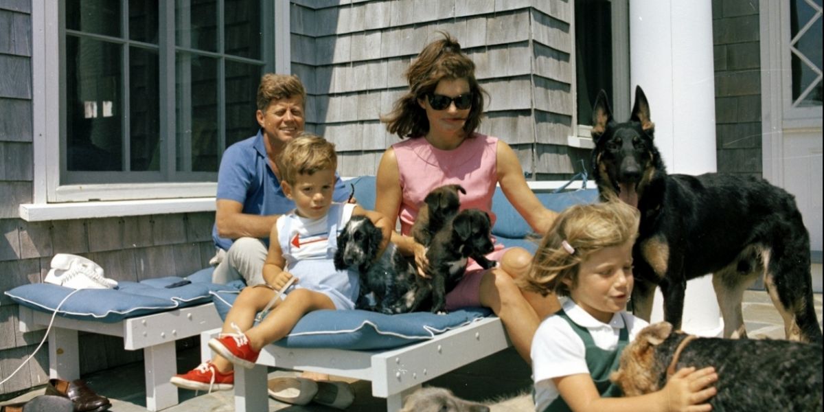 Foto: EFE Fotografía del 14 de agosto de 1963, cedida por la Biblioteca John F. Kennedy, del entonces presidente estadounidense, John F. Kennedy, junto a su esposa Jackie y sus hijos John y Carolines, en su casa de verano en Hyannisport, Squaw Island, Massachusetts (EE.UU.).