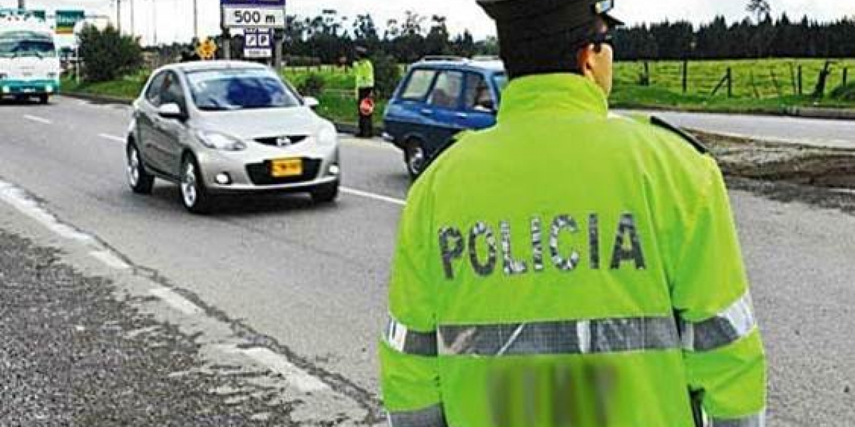 Autoridades de la capital del país en alerta por hurto de una camioneta a un general de la Policía. 