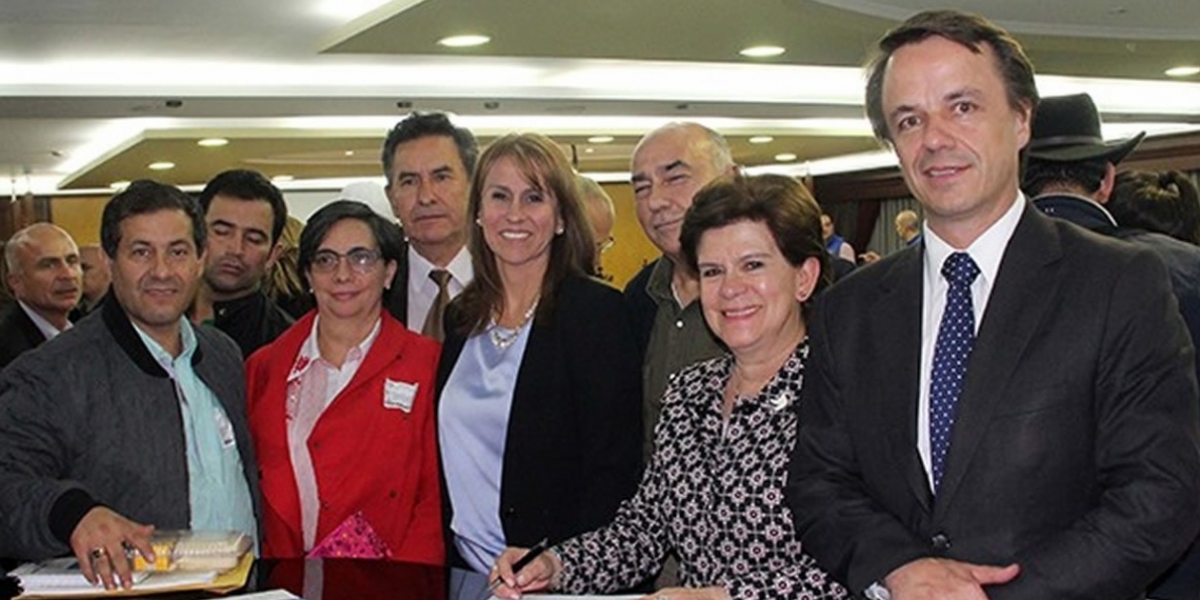 Zonacero.com La Ministra de Trabajo tras acordar un aumento laboral con los trabajadores estatales.