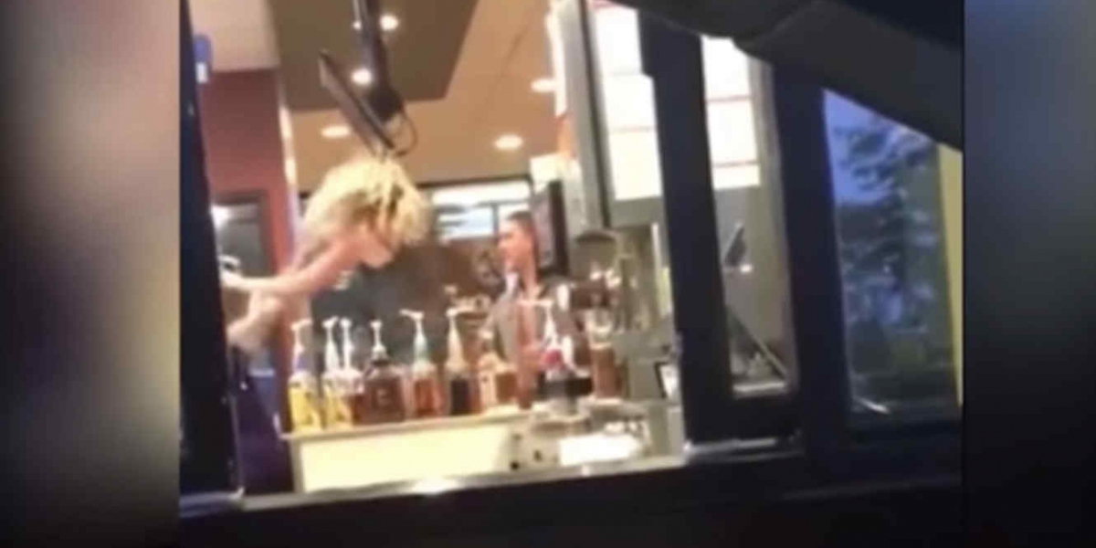 YouTube La mujer se despacha brutalmente contra la mesera.