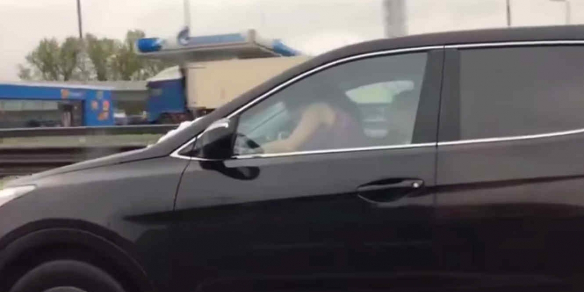 YouTube Transitaban por aun autopista de Moscú, Rusia.