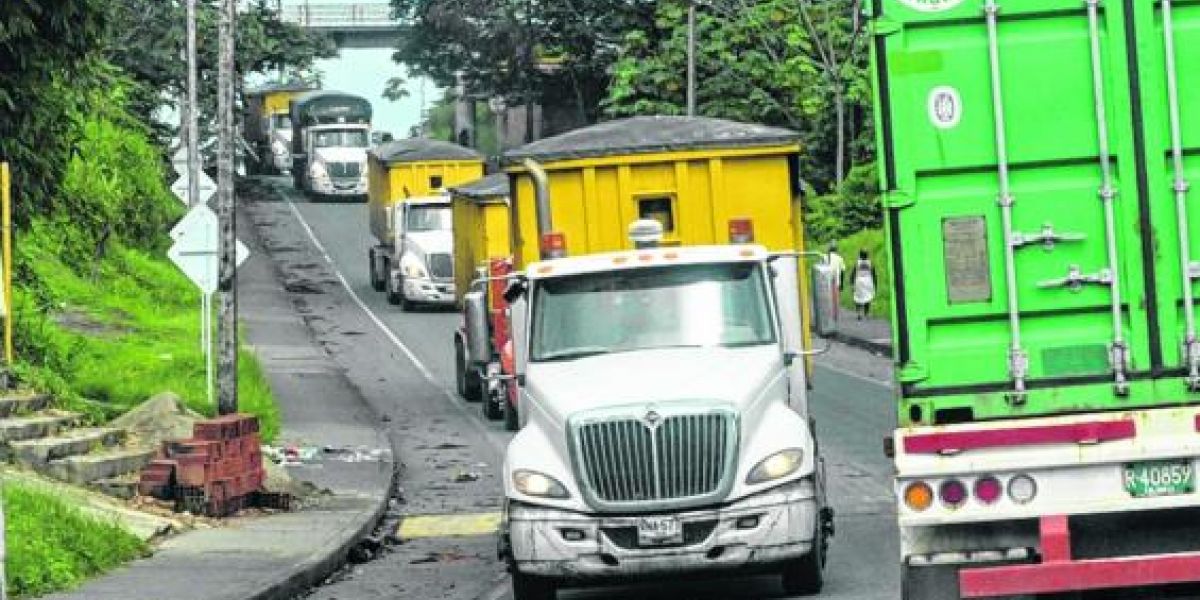 El País de Cali De esta forma, con vehículos fletados especialmente, avanzó el plan de contingencia para mover carga represada en Buenaventura