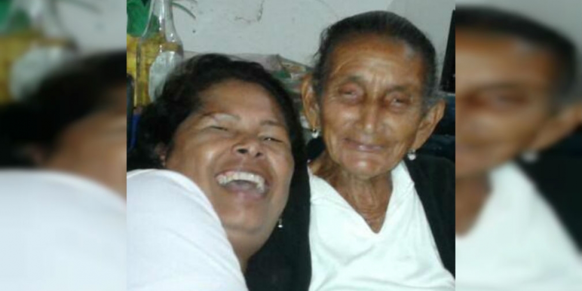 Minga (derecha), junto a su hija, quien reside en Venezuela.