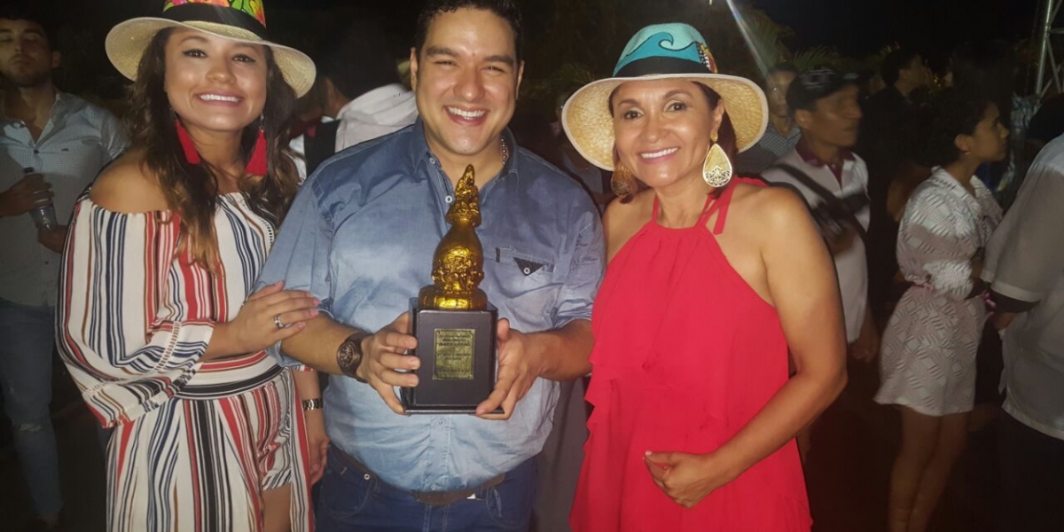 Rodolfo de la Valle exhibe el trofeo tras coronarse Rey Vallenato del Festival Indio Tayrona.