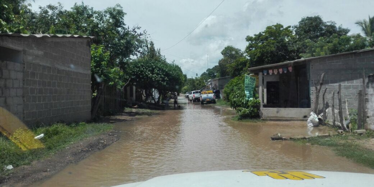 Las aguas del rio Ariguaní rompieron los taludes e inundó seis barrios en la cabecera municipal de Algarrobo.