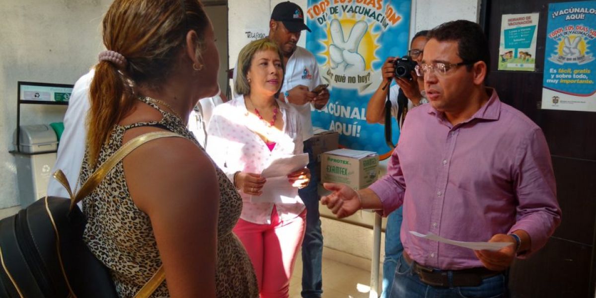 La FM Alcalde Rafael Martínez, acompañado de la secretaria de Salud Blanca Fernández.