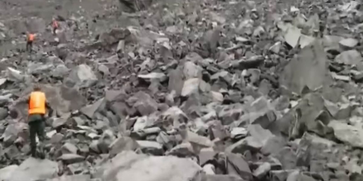 Video: AFPBB News 46 viviendas fueron sepultadas.