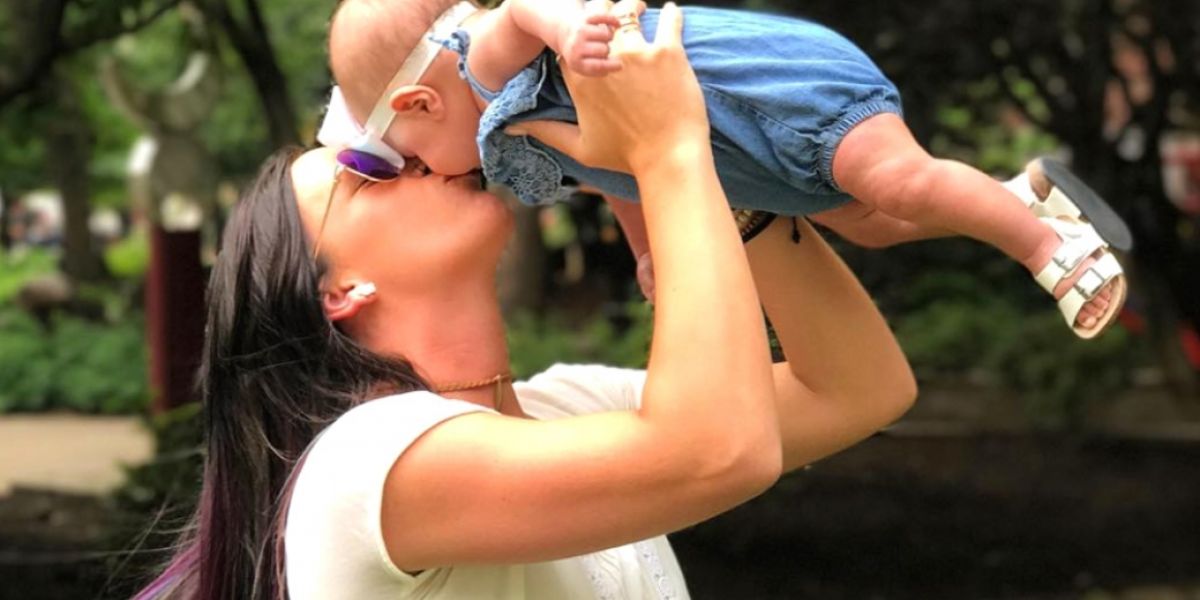 La joven madre Morgan king con su hija Korbyn.  