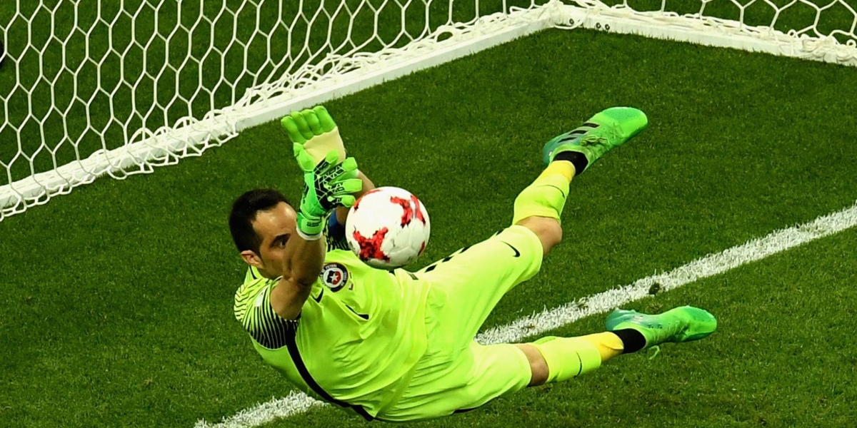 Bravo paró los únicos tres lanzamientos que pudo hacer Portugal. 