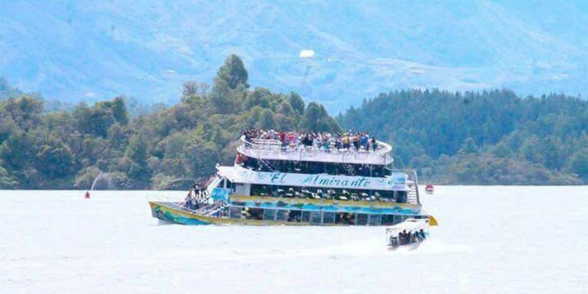 El Espectador 'El almirante', la embarcación que se hundió en Guatapé.