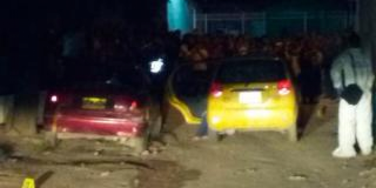 José Puente El taxi quedó en la vía con los dos cuerpos de las víctimas en su interior.