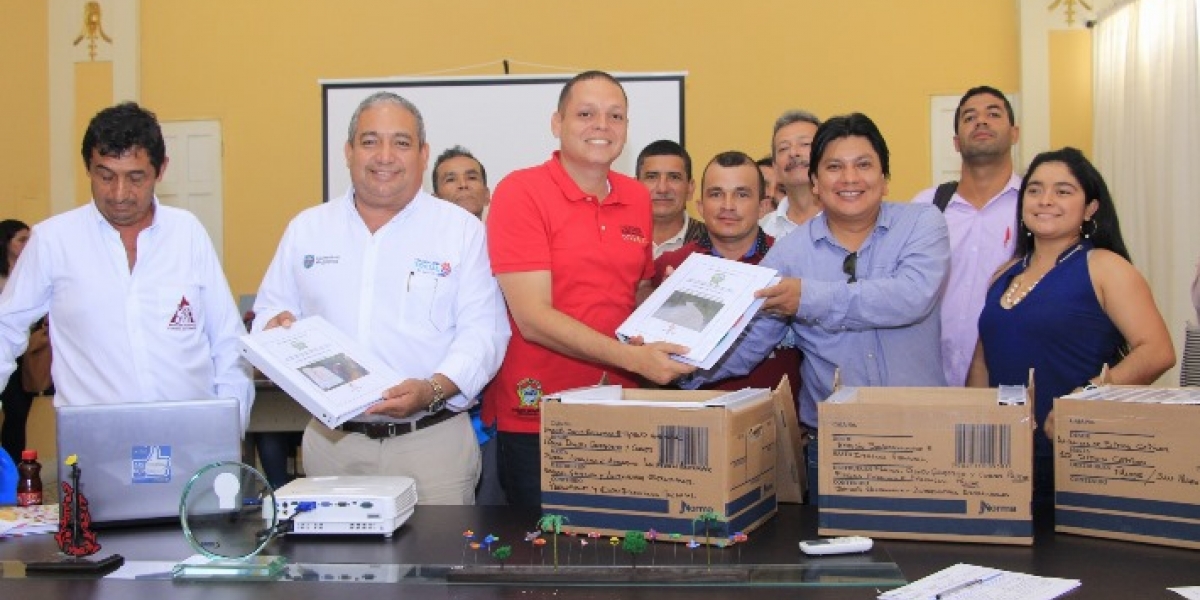 Foto: Alcaldía de Ciénaga. Entrega de los estudios y diseños que permitirán el mejoramiento de las vías de acceso a la Sierra Nevada de Santa Marta.