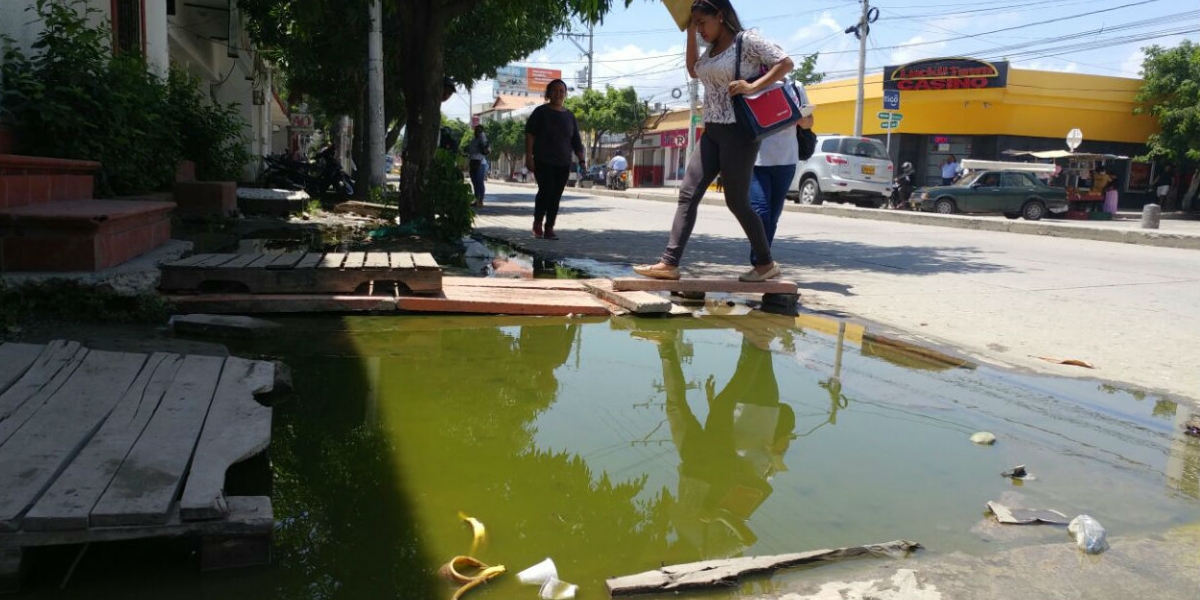 Samarios deben caminar en medio de aguas negras en el Centro de Santa Marta. 